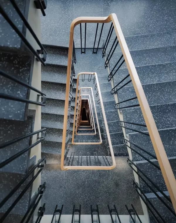 Eine Wendeltreppe, von oben gesehen